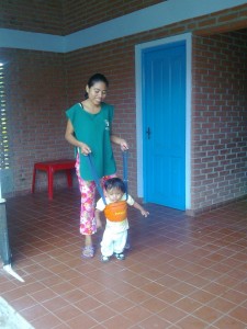 Daniela con el pequeño Santiago